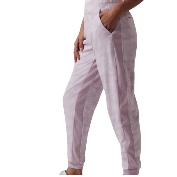 Athleta Pants - @ Athleta Brooklyn Lined Camo Jogger Shasta